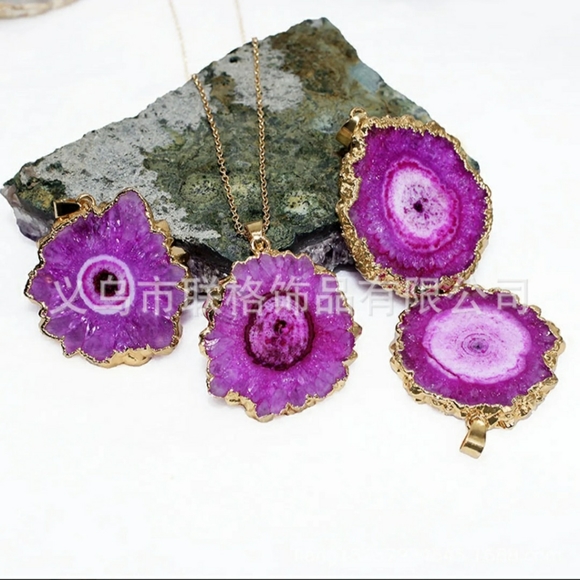 Fashion Jewelry Jewelry - Magenta Agate Pendant In Gold Tone Setting Boho